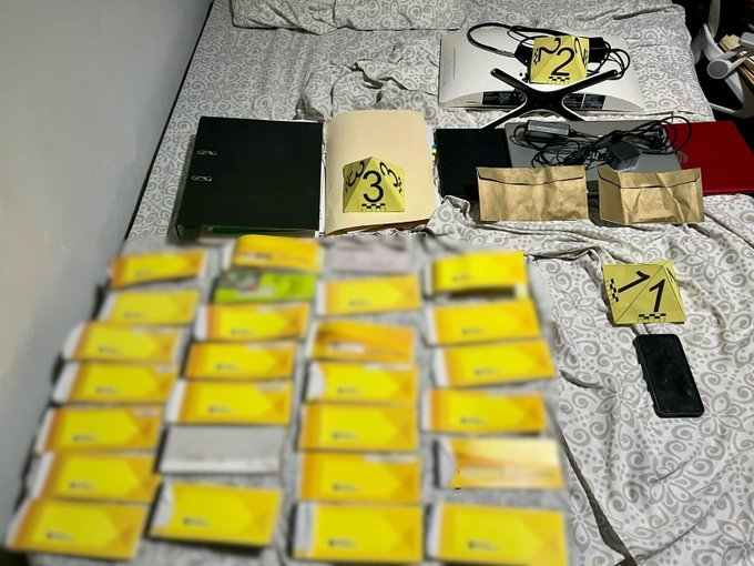 GamaNoticiasEc's tweet image. #EnDesarrollo | La #Fiscalía confirmó los primeros resultados tras los múltiples allanamientos ejecutados en #Guayaquil por el presunto delito de lavado de activos.

Las autoridades informaron que, durante las intervenciones simultáneas, se ejecutaron órdenes de detención en