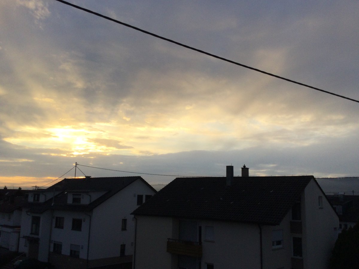 Mein Morgenhimmel heute. 
Verspätetes Guten Morgen und ich arbeite wieder