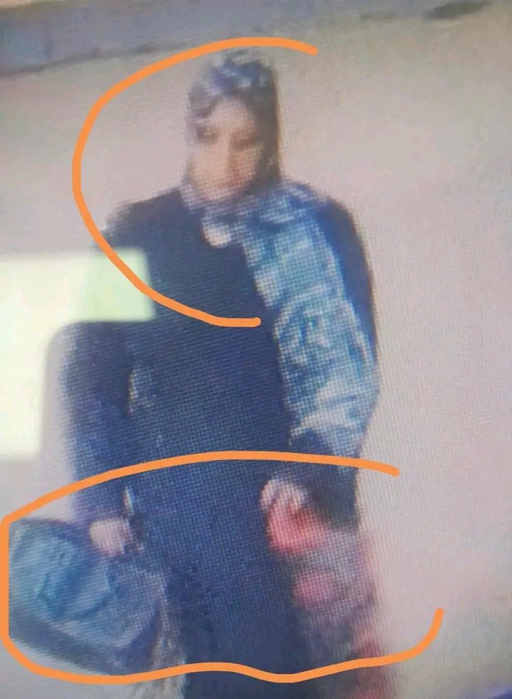 في بنت بجد بتنها.ر وحالتها صعبه تخيلوا واحدة تروح بيت ربنا تصلي التراويح في أيام مفترجة زي رمضان، وتتسر.ق منها شنطتها هي وصاحبتها في ثواني! الست اللي في الصورة دي استغ.لت إنهم ساجدين لربنا وخدت الشنط وهر.بت، والشنط كان فيها "آيفون" و"آيباد" وسماعة "JBL" وحاجات تانية غالية جداً