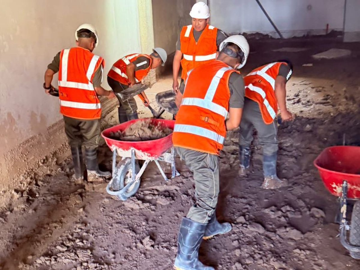 EjercitoPeru's tweet image. #AREQUIPA | El Ejército del Perú refuerza su apoyo a la población afectada por las intensas lluvias. Se continúa desplegando personal y maquinaria pesada para realizar labores de remoción de lodo y piedras, limpieza y retiro de escombros en distintos distritos afectados. #NDP