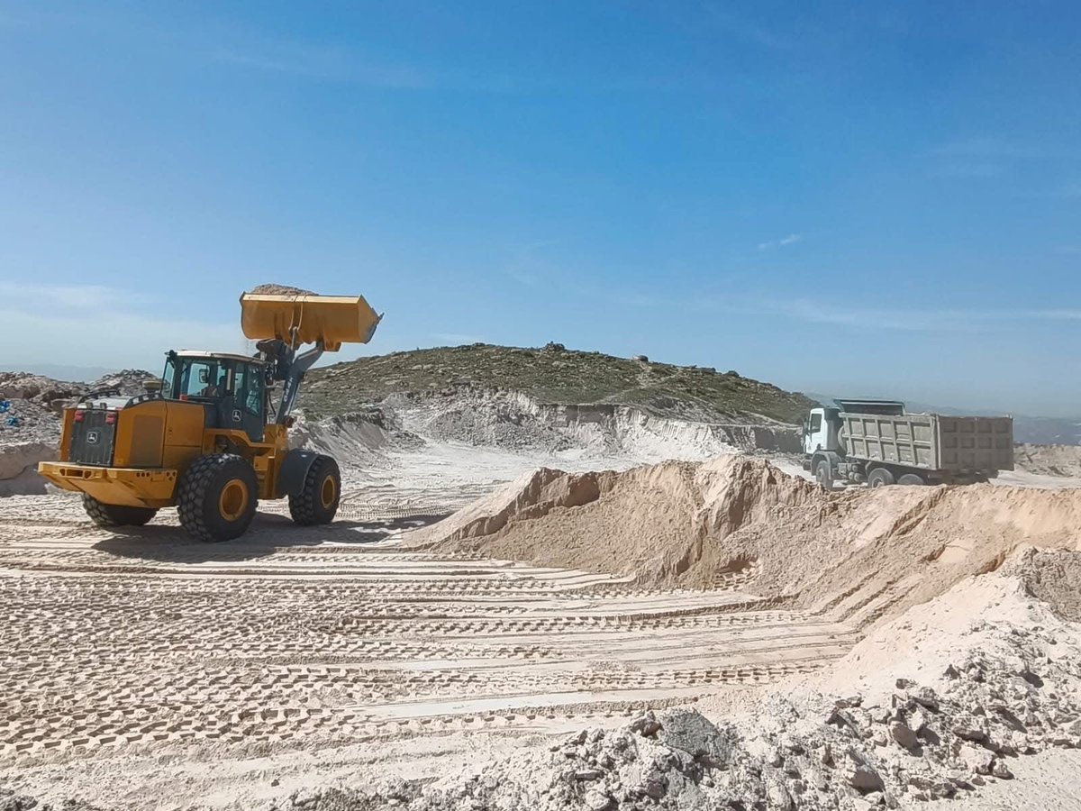 EjercitoPeru's tweet image. #AREQUIPA | El Ejército del Perú refuerza su apoyo a la población afectada por las intensas lluvias. Se continúa desplegando personal y maquinaria pesada para realizar labores de remoción de lodo y piedras, limpieza y retiro de escombros en distintos distritos afectados. #NDP