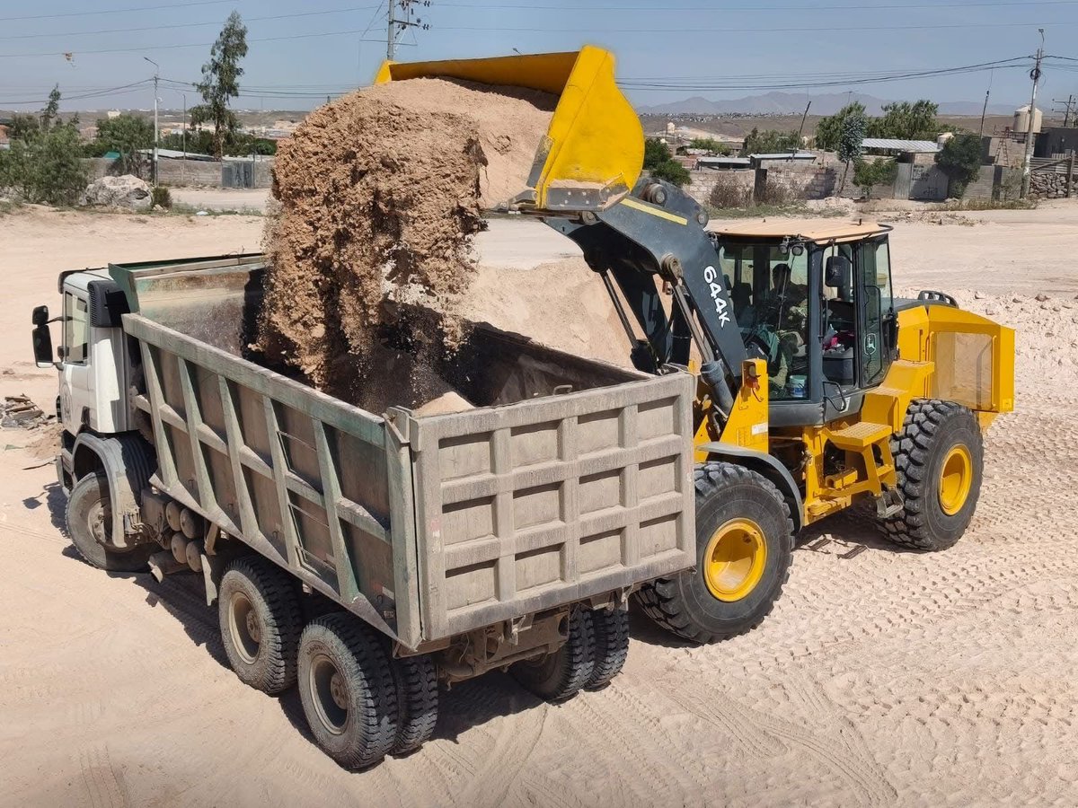 EjercitoPeru's tweet image. #AREQUIPA | El Ejército del Perú refuerza su apoyo a la población afectada por las intensas lluvias. Se continúa desplegando personal y maquinaria pesada para realizar labores de remoción de lodo y piedras, limpieza y retiro de escombros en distintos distritos afectados. #NDP