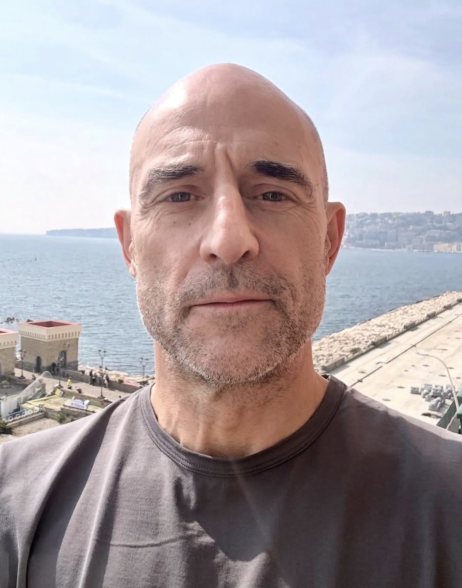 SaddlerFan's tweet image. I am being served 😌 #MarkStrong