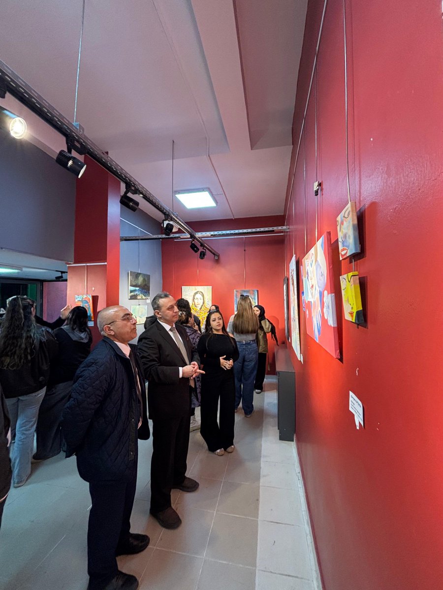 beungsf's tweet image. Fakültemiz Resim Bölümü 4. sınıf öğrencilerinin hazırlamış olduğu çalışmalardan oluşan "Arayış" isimli serginin açılışı 11 Mart 2026 Çarşamba günü saat 14:00'da gerçekleştirilmiştir.

#Beun @ihozolcer

#İlkİlİlkÜniversite🌟
#GelecekBuradaŞekillenir🚀🔭