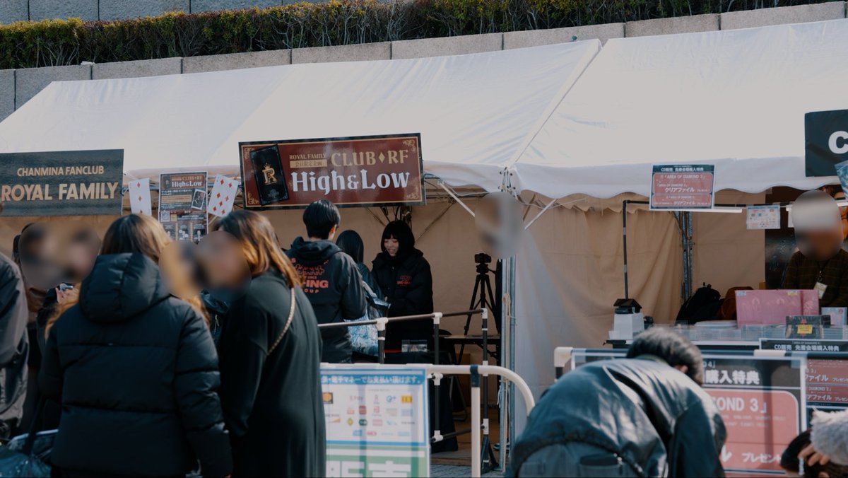 chanmina_staff's tweet photo. 後日、オフィシャルファンクラブ「ROYAL FAMILY」MOVIEコンテンツにて公開予定🤭

会場施策のファンクラブブースに、
ちゃんみながアルバイトちゃんとして公演本番前に潜入💥

お楽しみに…‼️

#ちゃんみな　#CHANMINA
#ロイファ https://t.co/ZDakQCm23Y