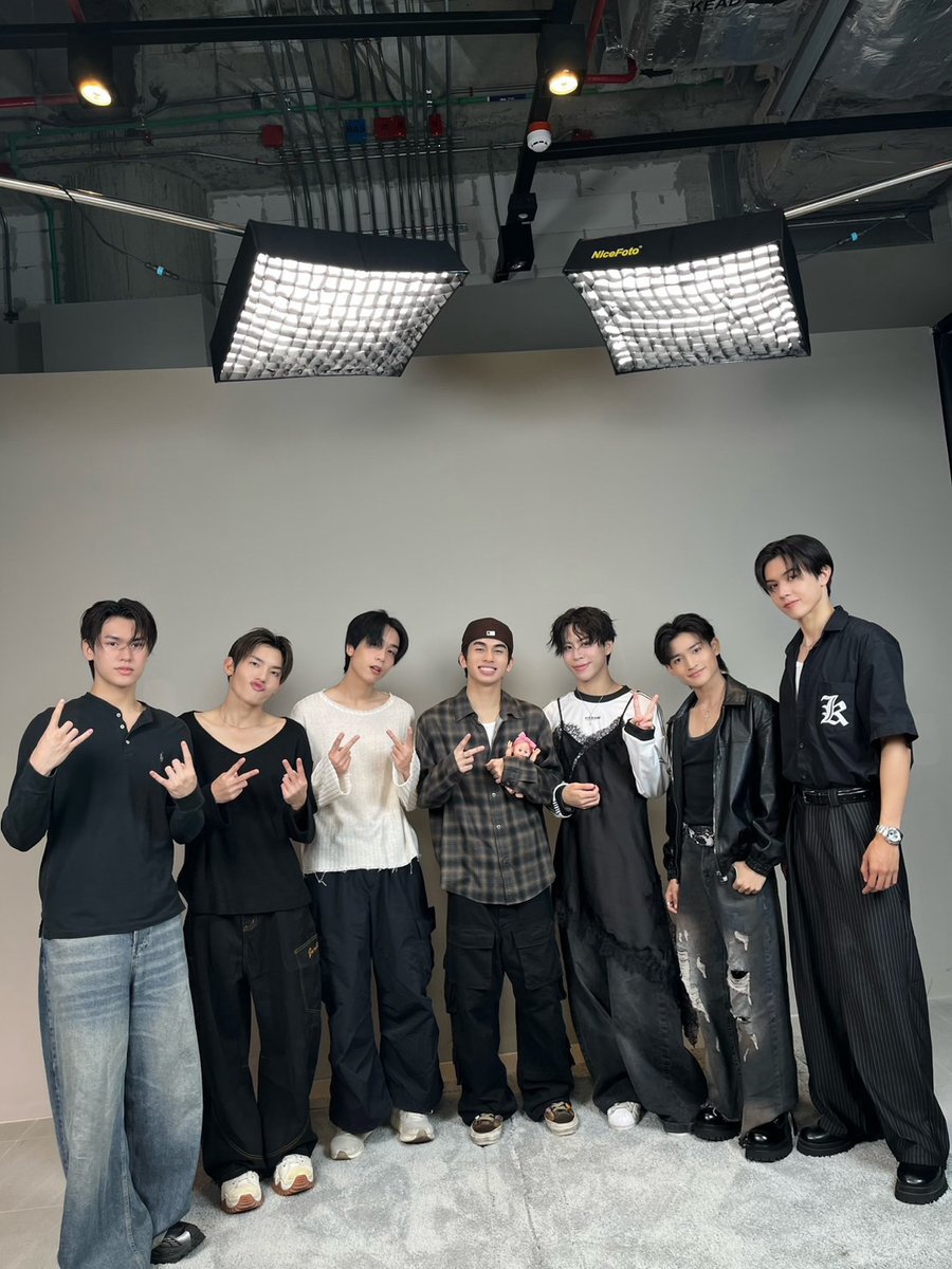 ขอบคุณ <a href="/Praewdaily/">Praew Mag</a> ที่ให้พวกเราได้ไปเข้าร่วมเม้าท์มอยกันในวันนี้นะครับ แถมมีเกมส์สนุก ๆ ให้เล่นด้วย ไว้เจอกันอีกนะค้าบบ !! 🗣️❤️‍🩹😍

#PraewLiveXDICE_แค่อกยังไม่เท่าไหล่ 
#DICE_แค่อกยังไม่เท่าไหล่_PRESSTOUR 
#DICE_แค่อกยังไม่เท่าไหล่ 
#DICE_SONRAY 
#SONRAYMUSIC