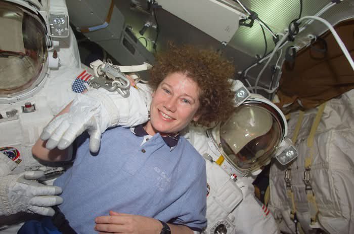 2001 Live tweet media