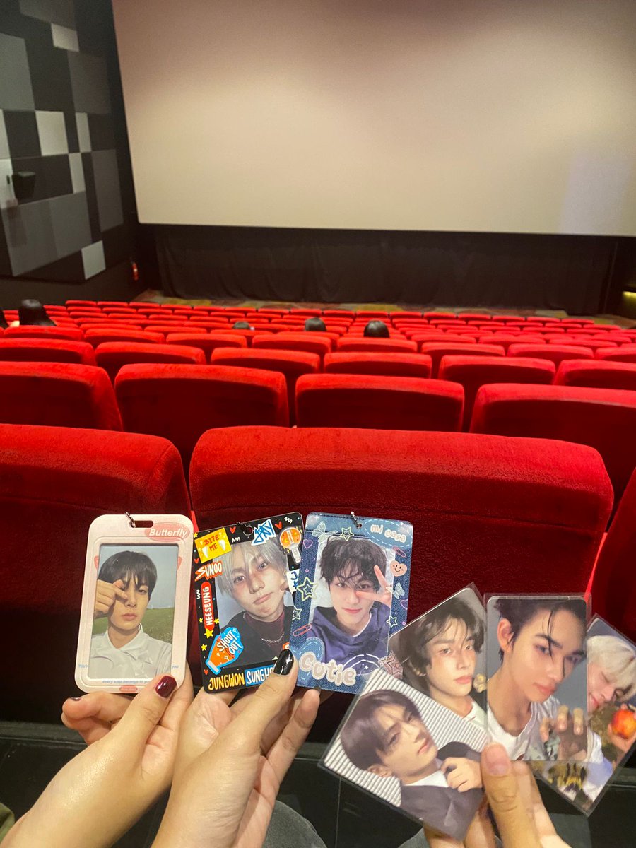 sendoksupp's tweet photo. padahal gw hari minggu masih ketemu heeseung di bioskop😔😔😔😔 dan udah janji mau ketemu heeseung di konser bareng member ot7 secara langsunggggg😔😔😔😔 https://t.co/kIYhum7pih