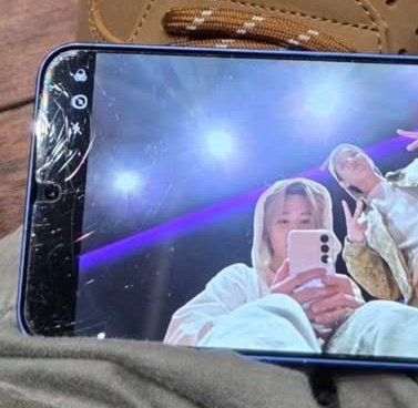 Ese celular es el ganador de mil batallas, ES TAN YO 😭