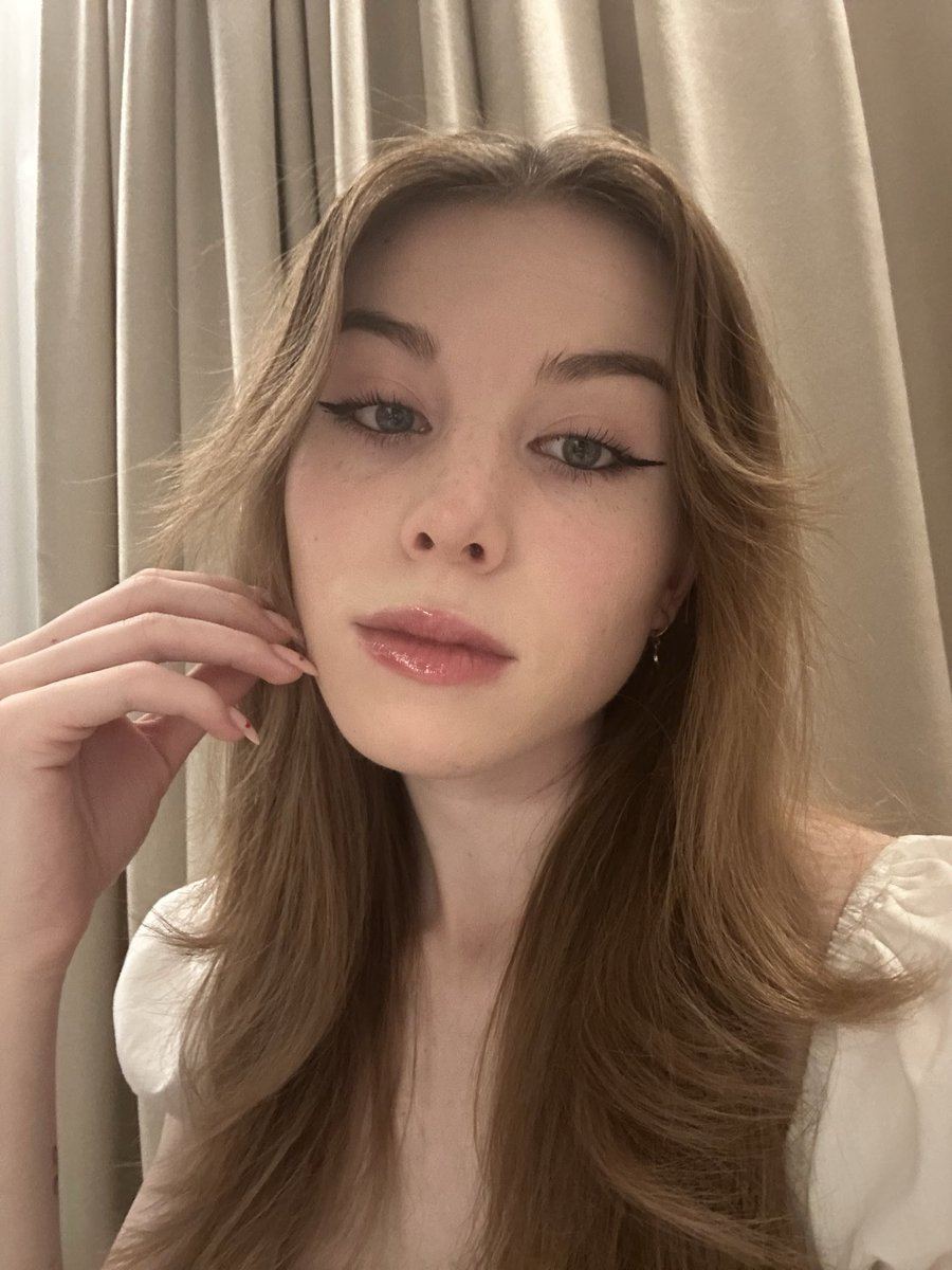 taevia_'s tweet photo. @Y00NGIISTINY z nyxa wszystkie wodoodporne są nie do zdarcia dopóki się ich nie zmyje, są kolorowe i zwykłe czarne 
i można sobie wybrać czy w pisaku czy w pędzelku!!
podsyłam granatowy, czarny i biały <3
jeszcze mam liliowy, ale nie znajdę teraz zdjęcia https://t.co/20Je649DFN