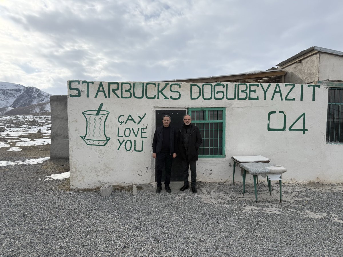 Iğdır-Bazîd yolunda bir dünya markası. İddiası kahve, ikramı çay. O da belki iftardan sonra :))
(Iğdır vekilimiz Yılmaz Hun’la yollardayız)
