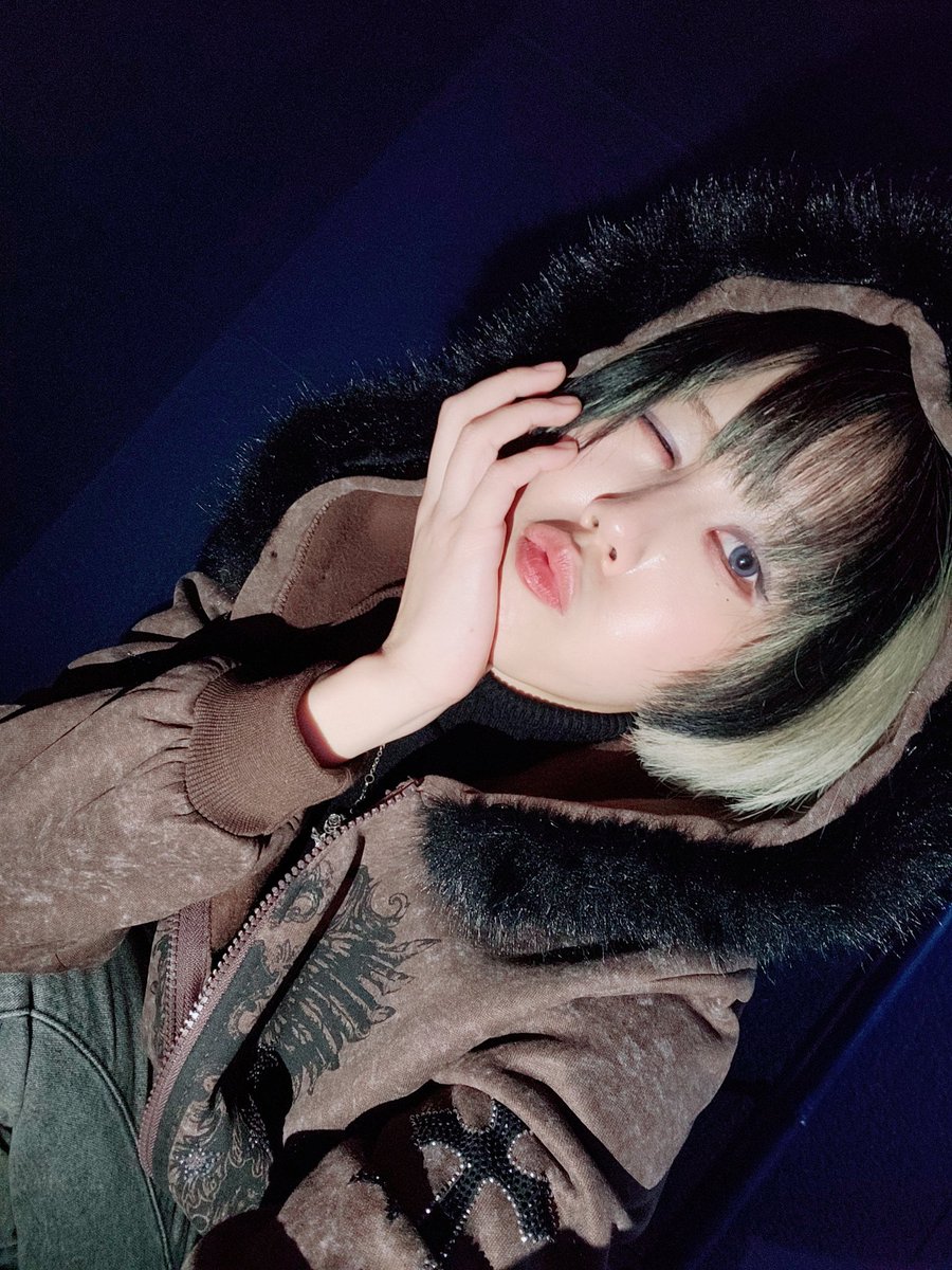 こんばんは⊂(  ･ω･ )⊃
なんかほんとに冬が戻ってきた感じでめっちゃ寒いねんけど、、去年の3月ってこんなに寒かったっけ！？🥶🥶
今週も残り半分がんばろねー！🥶

【直近のようり神降臨予定】
✝️3/22 @堀江ゴールディさん
お昼ライブ予定
💙3/27 @梅田くさのね劇場
夜ソロライブ予定