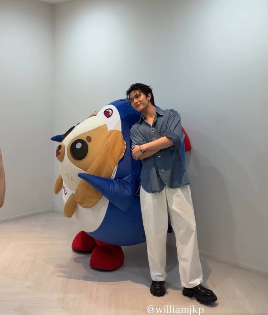 ชอบรูปอะไรแบบนี้มาก ปะป๊าวิลเลี่ยมกับเบบี๋เวสลีย์ที่ออกมาจากเลนส์กล้องปะป๊าเอสอะ โคตรรรรรจะน่ารัก สมกับประโยค “เหมือนกันทั้งพ่อทั้งลูก” จากน้องเอสมากๆ ลี่ๆคือวิลเลี่ยมร่างโคลนนิ่งจริงๆอะ รักครอบครัวตัวกมมากเลย มายคอมฟอร์ทโซน🥺🫳🏻🐶🐋🥚❤️‍🩹