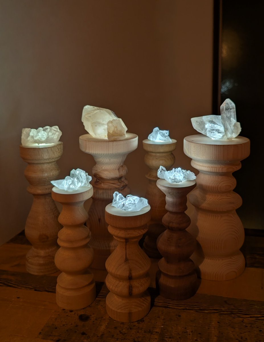 頑張ったので、みんなに見てほしい！！

木工習い始めて3ヶ月…

石を光らせるためだけの台が完成したよーーー！！！！！

石を！光らせる！ためだけの！台！！！！