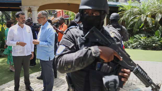 rtchplus's tweet photo. Haiti infos:
Des frappes de drones menées par les forces de sécurité haïtiennes et des contractants privés américains visant des gangs criminels ont fait au moins 1.243 morts, dont des civils non armés sans lien avec les gangs et des enfants, selon un rapport publié mardi par Human Rights Watch.

Dans une tentative de freiner l’avancée des gangs sur le territoire haïtien, les forces de sécurité travaillant avec des contractants américains ont mené de nombreuses frappes de drones, dont certaines semblent constituer des exécutions extrajudiciaires délibérées, indique le rapport.

« Des dizaines d’Haïtiens ordinaires, dont de nombreux enfants, ont été tués et blessés lors de ces opérations meurtrières de drones », a déclaré Juanita Goebertus, directrice pour les Amériques à Human Rights Watch.

Selon des données provenant de multiples sources examinées par Human Rights Watch, au moins 1.243 personnes ont été tuées lors de frappes de drones au cours de 141 opérations entre le 1er mars 2025 et le 21 janvier, dont au moins 43 adultes qui n’étaient pas membres de groupes criminels et 17 enfants.

738 autres personnes ont été blessées, dont au moins 49 qui n’étaient pas membres de groupes criminels.

« Les autorités haïtiennes devraient d’urgence reprendre le contrôle des forces de sécurité et des contractants privés avant que davantage d’enfants ne soient tués dans ces attaques », a déclaré Goebertus.

La stratégie sécuritaire en Haïti s’est appuyée sur des contractants militaires privés tels que la société américaine VectusGlobal, dirigée par le fondateur de Blackwater Erik Prince, qui a obtenu un contrat de 10 ans avec le gouvernement haïtien sous le Premier ministre Alix Didier Fils-Aimé pour lutter contre la violence des gangs.

L’entreprise fournit des drones, des hélicoptères et un soutien en matière de renseignement depuis mars de l’année dernière, lorsque Didier Fils-Aimé a annoncé la création d’une force opérationnelle pour la paix et la sécurité.

Le nombre d’attaques de drones armés dans la capitale Port-au-Prince a considérablement augmenté ces derniers mois, avec 57 attaques signalées entre novembre et le 21 janvier, soit presque le double des 29 recensées entre août et octobre, selon le rapport.