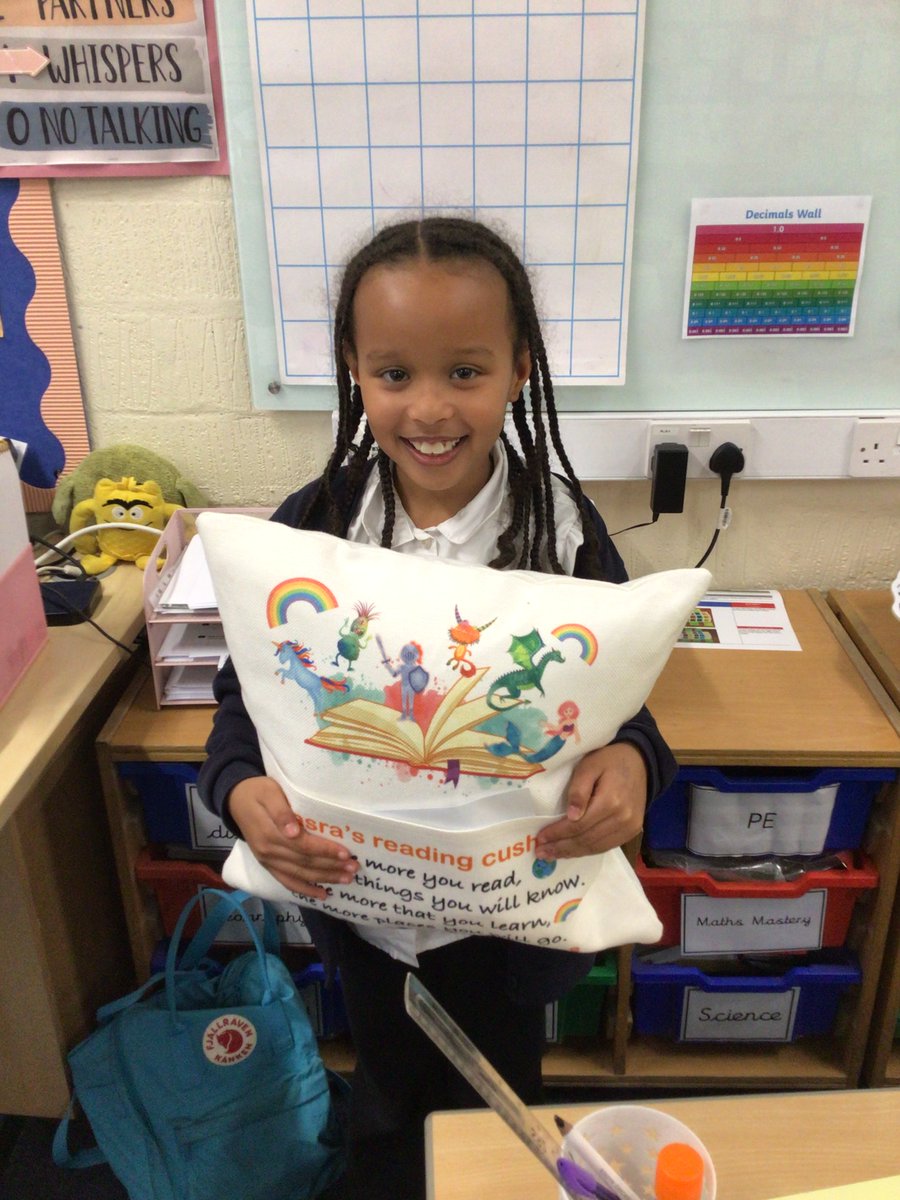 Hawthorn_PS's tweet photo. Year 4 would like to say a huge ‘Thank you!’ to the author Naomi Barley for visiting our class this afternoon. The children loved listening to her story  ‘The Zig Zags’ and then enjoyed creating their own story maps.
@f1naomi https://t.co/5ZomTJi9dP