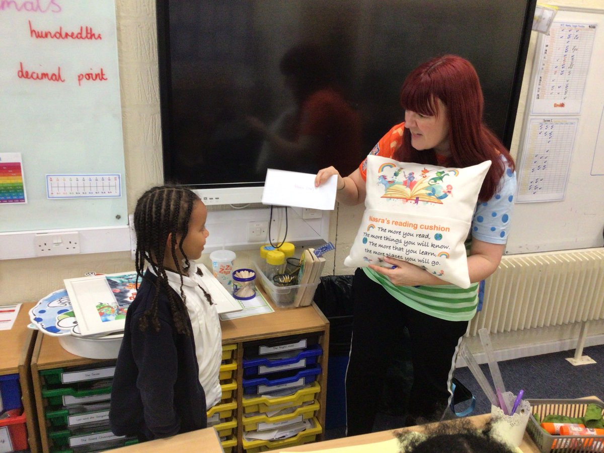 Hawthorn_PS's tweet photo. Year 4 would like to say a huge ‘Thank you!’ to the author Naomi Barley for visiting our class this afternoon. The children loved listening to her story  ‘The Zig Zags’ and then enjoyed creating their own story maps.
@f1naomi https://t.co/5ZomTJi9dP