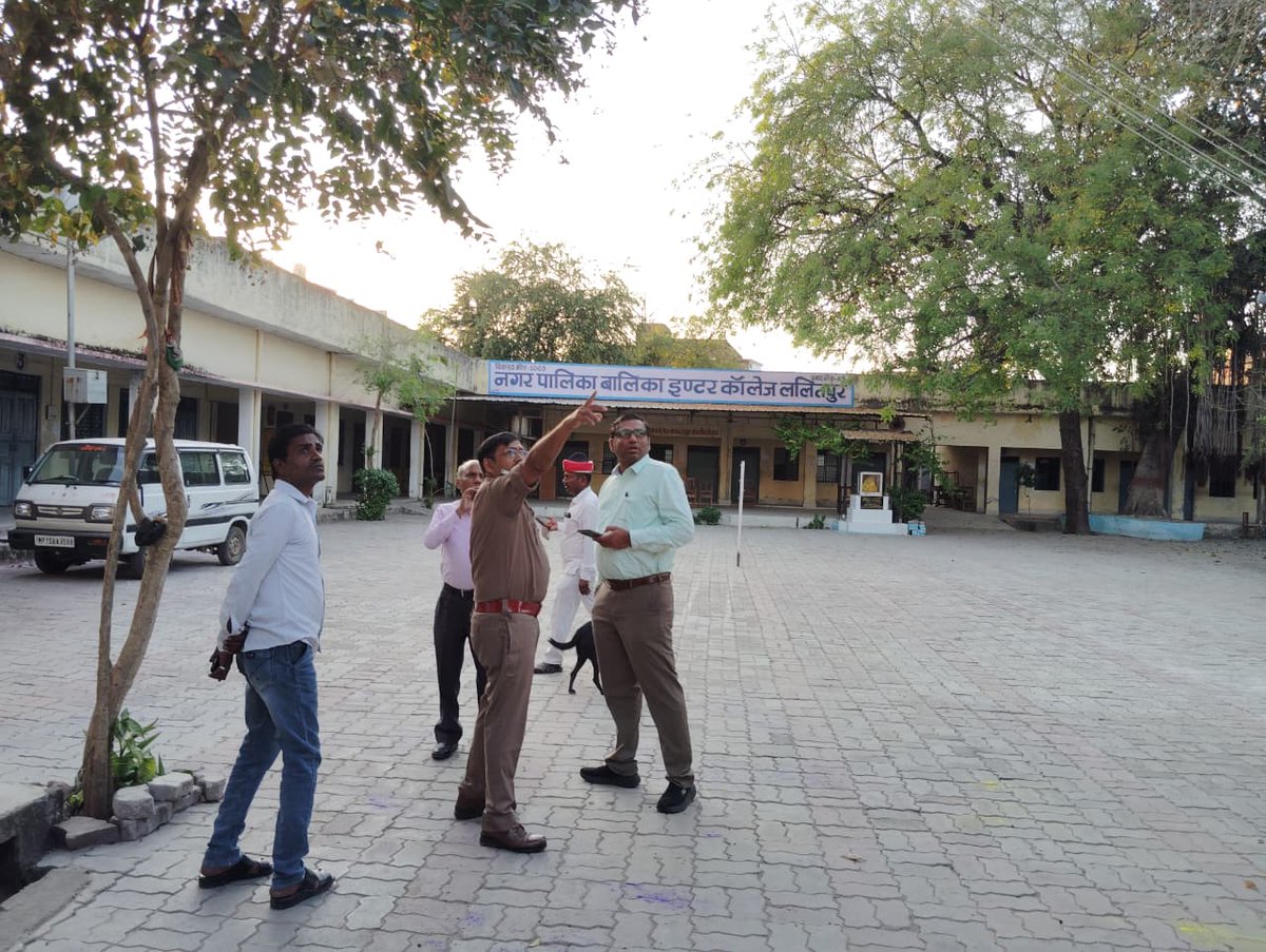 lalitpurpolice's tweet photo. #SPLalitpur @IPSMdMustaque के निर्देशन में #AddlSPLTP
द्वारा #UPPOLICE की प्रस्तावित उ0नि0ना0पु0 परीक्षा - 2025 के दृष्टिगत परीक्षा- केंद्रों का भौतिक निरीक्षण किया गया तथा परीक्षा को सकुशल एवं सुचितापूर्ण संपन्न कराए जाने हेतु सम्बन्धित को आवश्यक दिशा-निर्देश दिए । https://t.co/KBLB56Q3bM