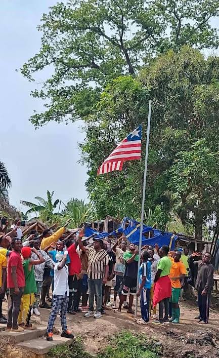 TengbehIsaac's tweet photo. BREAKING: Tensions rise as Guinean military crosses into Soromber village, Liberia, citing provocative chants by youths. Clash ensues, one Liberian youth shot, hospitalized in critical condition at Borma Hospital. #Liberia #Guinea #BorderDispute https://t.co/fXACRrqmhS