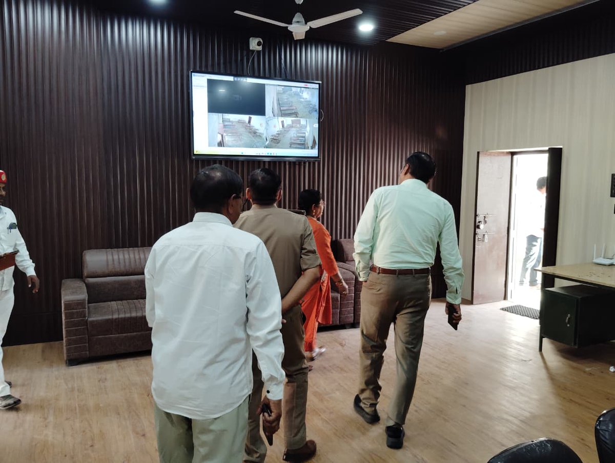 lalitpurpolice's tweet photo. #SPLalitpur @IPSMdMustaque के निर्देशन में #AddlSPLTP
द्वारा #UPPOLICE की प्रस्तावित उ0नि0ना0पु0 परीक्षा - 2025 के दृष्टिगत परीक्षा- केंद्रों का भौतिक निरीक्षण किया गया तथा परीक्षा को सकुशल एवं सुचितापूर्ण संपन्न कराए जाने हेतु सम्बन्धित को आवश्यक दिशा-निर्देश दिए । https://t.co/KBLB56Q3bM