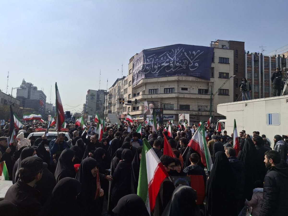 همین حالا در خیابان‌های تهران؛
پیر و جوان، زن و مرد، کودک و نوجوان... همه آمده‌اند.
پیکرهای مطهر شهدای جنگ رمضان بر روی دستان مردم تشییع می‌شود و فریاد «لبیک یا حسین» طنین‌انداز است.
پایتخت متحد، پای آرمان‌هایش ایستاده.

#پایتخت_متحد #تا_پای_جان_برای_ایران