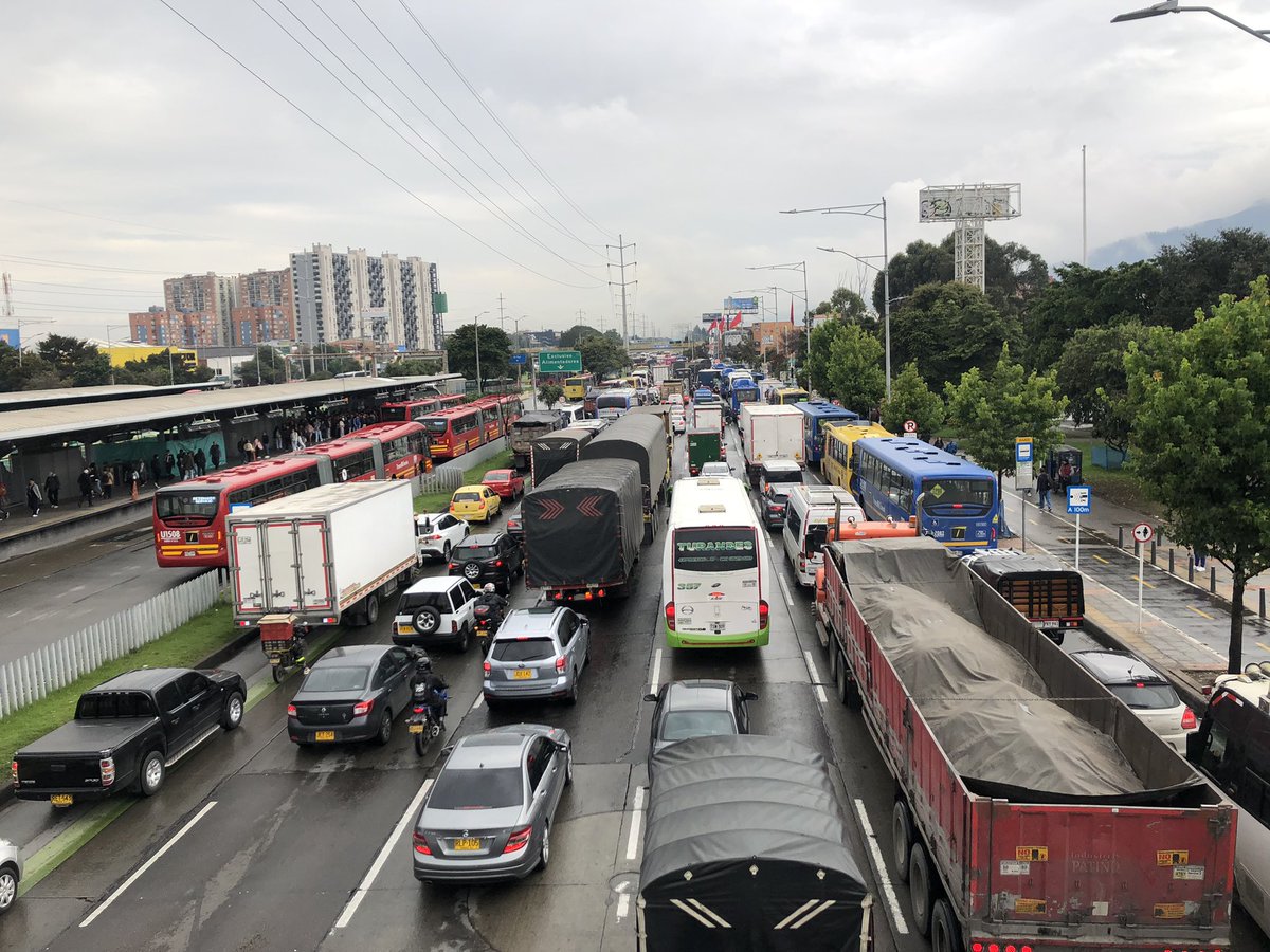 doscuellos's tweet photo. Trancón total en la autopista Norte de Bogotá, carril sur-norte alrededor de las 8:30 a. m. https://t.co/eVjwqyFGgD