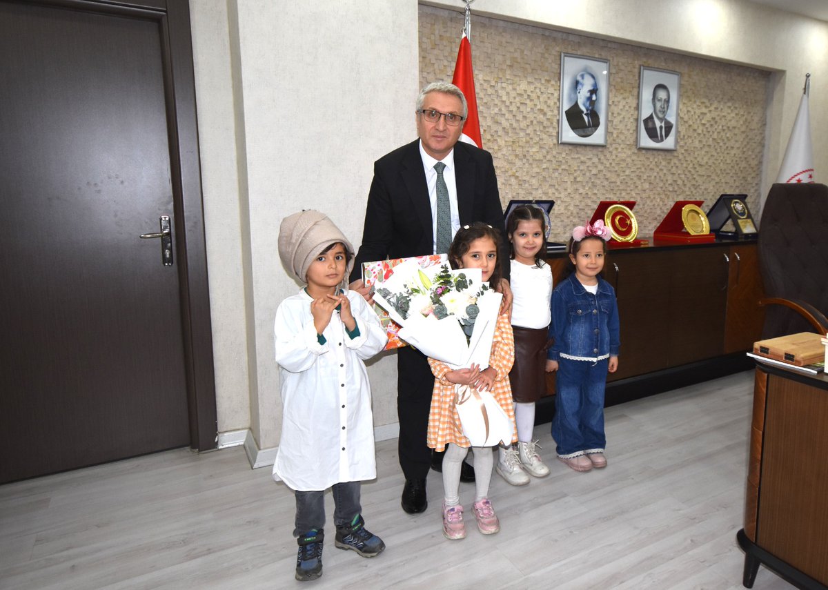 BatmanilMEM's tweet photo. İl Müdürümüz, Anaokulu Minik Öğrencilerini Ağırladı 🌼

Gültepe Anaokulu’nun minik öğrencileri, öğretmenleri Asuman Ulu refakatinde İl Millî Eğitim Müdürümüz Yaşar Ciğer’i ziyaret etti.

Ziyaret sırasında İl Müdürümüze çiçek takdim eden ve hazırladıkları resim tablosunu hediye eden minikler, anaokulu bitişiğinde gerçekleştirecekleri fidan dikim etkinliğine de davette bulundu. 🌱

Ziyaretten duyduğu memnuniyeti dile getiren İl Müdürümüz Yaşar Ciğer, öğrencilerle bir süre sohbet ederek öğretmenleri Asuman Ulu’dan planlanan etkinlik hakkında bilgi aldı.

Nazik ziyaretleri ve güzel davetleri için minik öğrencilerimize ve öğretmenleri Asuman Ulu’ya teşekkür ederiz.

@tcmeb @Yusuf__Tekin @batmanvaliligi @yasarciger