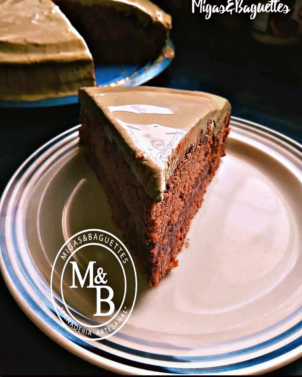 migasybaguettes's tweet photo. ¡Siente la suavidad de un rico pastel de chocolate!😋
#buttercreamdepistacho
#pasteldechocolate
#migasybaguettes https://t.co/VgZiFdKdli