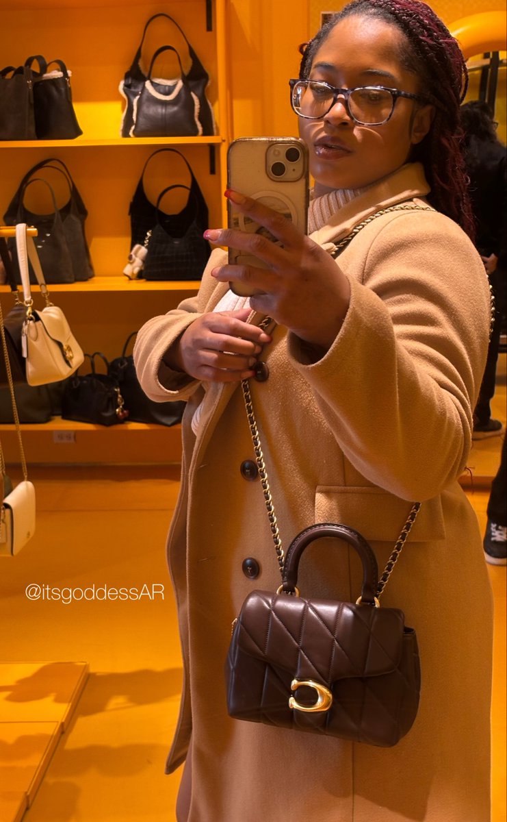 itsGoddessAR's tweet photo. Grand day Findom , who’s buying this bag for their goddess? 

Domination woman | Submissive man | Femdom https://t.co/lnSnxrBLyA