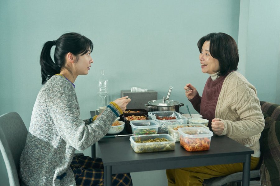 "Berapa lama lagi kamu bisa menikmati masakan ibumu?"

Saat pertama baca sinopsisnya, kupikir Number One bakal jadi tontonan traumatis yg bikin hati nelangsa. Gimana nggak, film ini nyeritain seorang cowok yg tiba-tiba bisa ngeliat angka hitung mundur tiap makan masakan sang ibu