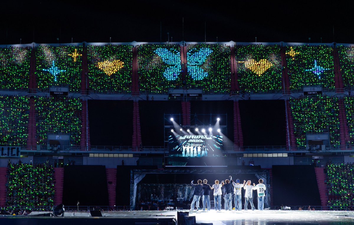 หลายหมื่นคนอยู่ที่นี่…เพราะรักคนบนเวทีคนเดียวกัน