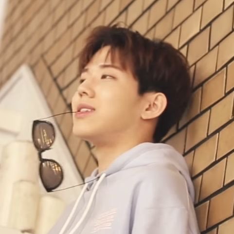 선글라스 입에 무는건 누구한테 배운거임 ? ;;