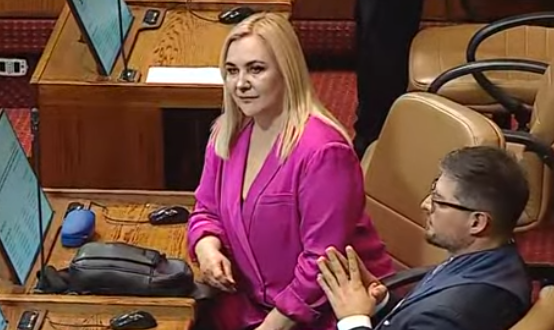 Por 2 votos, Pamela Jiles <a href="/PamJiles/">#PamelaJilesDiputada</a> pierde la presidencia de la cámara de diputados. Me río toda la noche!!! 🤣🤣🤣 #CambioDeMando
