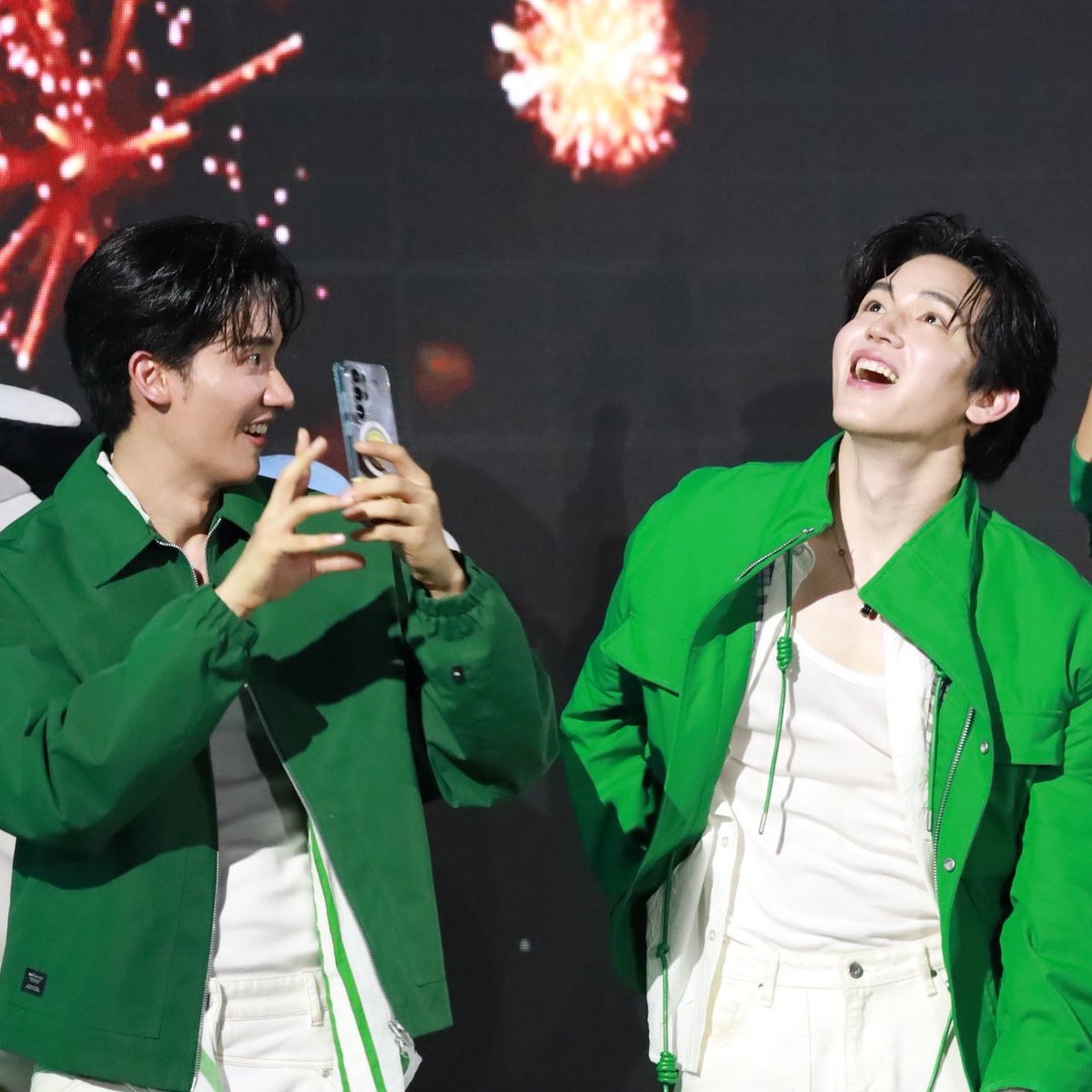 one stares at the stars and one stares at the star in his heart (totokanit and taynew version)

GF MEGA GALE EVENT
#GrabFoodMegaGaleถูกกว่าชัวร์Event
#เตนิว #TayNew