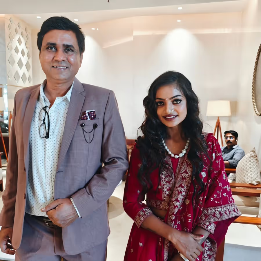 askrajeshsahu's tweet photo. महाकुंभ 2025 में फेमस हुई मोनालिसा अपने प्रेमी फरमान के साथ रहना चाहती है। जबकि उसका परिवार इसके लिए तैयार नहीं है। पिता ऐसा करने से रोक रहे हैं। इसे लेकर मोनालिसा का कहना है कि उन्हें अब अपने ही परिवार से खतरा है। वह प्रेमी के साथ इंदौर में थम्पानूर थाने पहुंच गई। 

मोनालिसा ने पिछले दिनों "द डायरी ऑफ मणिपुर" फिल्म में काम किया था। इसके डायरेक्टर सनोज मिश्रा का कहना है- मोनालिसा लव जिहाद का शिकार हो गई है। मोनालिसा के लिए एक टीचर रखा था, वह टीचर ही दगाबाज निकल गया।