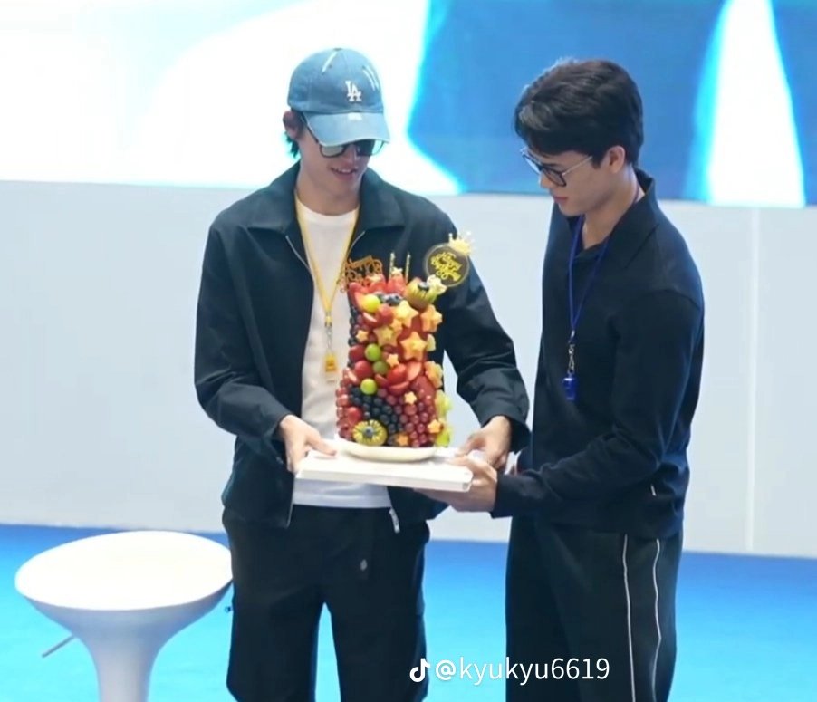 RodiyatSul64396's tweet photo. Smile not Joss getting jealous because gawin called someone p'third and he left the live
    Hmmm p'joss are you that prosseive over your Man #jossgawin https://t.co/F7XlZyvJk5