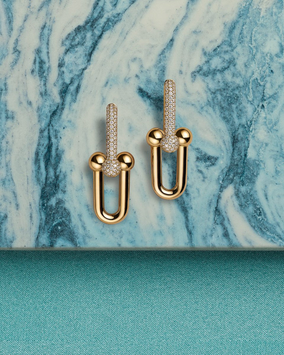 TiffanyAndCo's tweet photo. The handcrafted 18k gold links of HardWear by Tiffany are a bold reminder that there is no greater strength than that which is found within. #TiffanyAndCo

Discover more: https://t.co/PGjFmZJOyj https://t.co/xGECPiqYMr