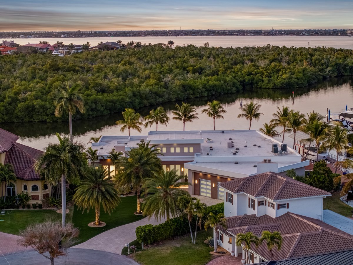 ChristiesHomes's tweet photo. Contemporary waterfront living meets a true yachter’s lifestyle in this striking Fort Myers estate. See more: https://t.co/QPC30ALDRp

Listed by Elise Starr with John R. Wood Christie's International Real Estate https://t.co/Gu14tnuECs