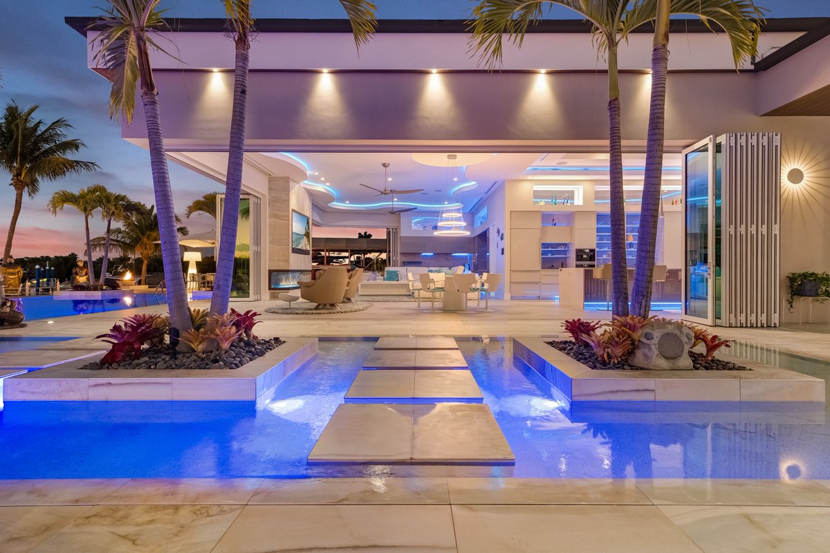 ChristiesHomes's tweet photo. Contemporary waterfront living meets a true yachter’s lifestyle in this striking Fort Myers estate. See more: https://t.co/QPC30ALDRp

Listed by Elise Starr with John R. Wood Christie's International Real Estate https://t.co/Gu14tnuECs