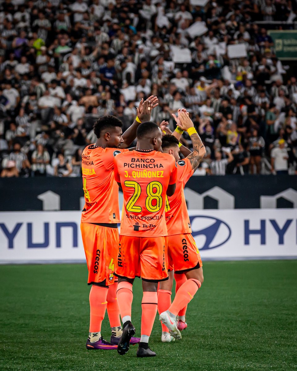 BarcelonaSC's tweet photo. Qué noche la de anoche. 🎆🔥
¡Vamos Ídolo!

#BarcelonaMiPasión
#ConmebolLibertadores https://t.co/8bG33EaKvN