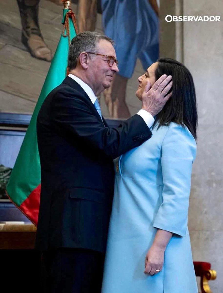 Gosto de ver pessoas felizes. Tanto carinho e cumplicidade enternece

Esta fotografia é magnífica. 
( se as pessoas amassem mais e se amassem mais deixavam a vida dos outros sossegada )