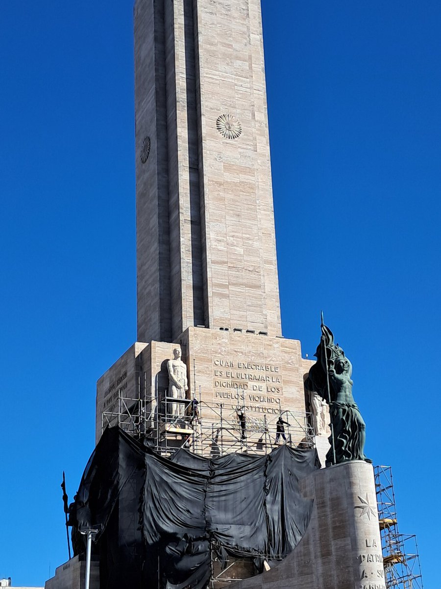 Cansado de esperar los pagos de Nación, el contratista está desmontando los andamios. La obra del monumento quedará sin terminar.