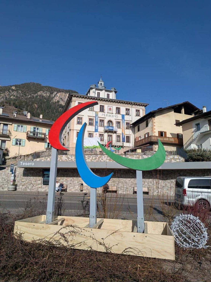 街のあちこちにある、パラリンピックのシンボル、スリーアギトス❤️💙💚

📸パラクロスカントリースキー会場があるテーゼロ
➡️テーゼロに近い街トレントの広場
➡️ミラノのマルペンサ空港出口付近
➡️コルティナの絶景スポット

ちなみに、テーゼロのアギトスはよく見ると２つあります！ https://t.