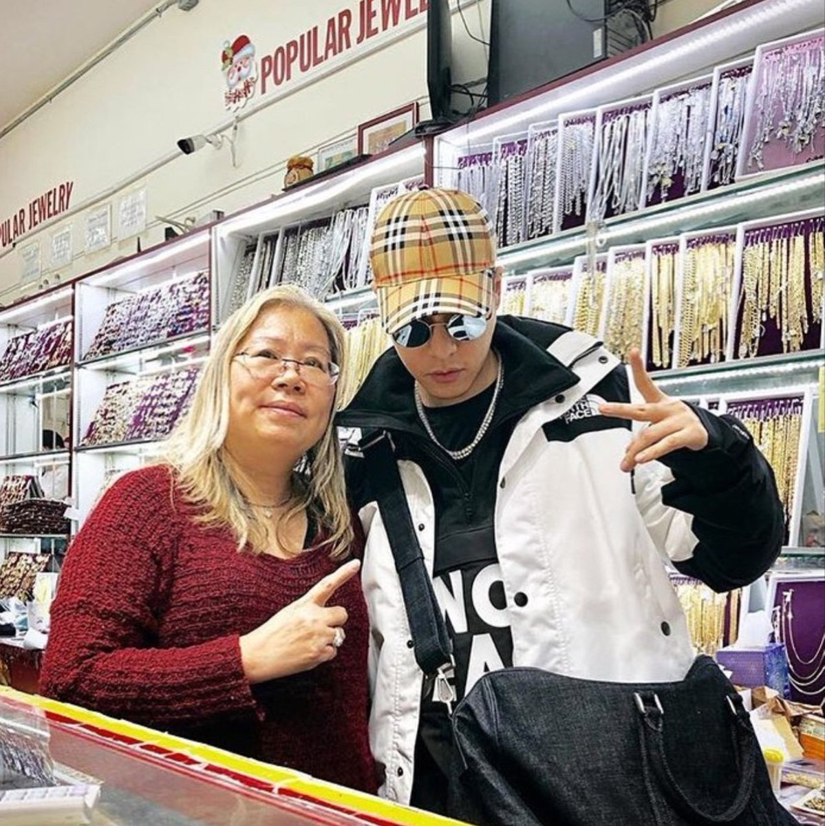 JewelryPopular's tweet image. Eva pictured with hunk Nick Chou (@nickthereal4sho), who did some shopping right before closing time!
Nick Chou (周湯豪) is a Taiwanese actor and singer-songwriter.
#taiwan #mandopop #nickchou #popularjewelry #chinatown