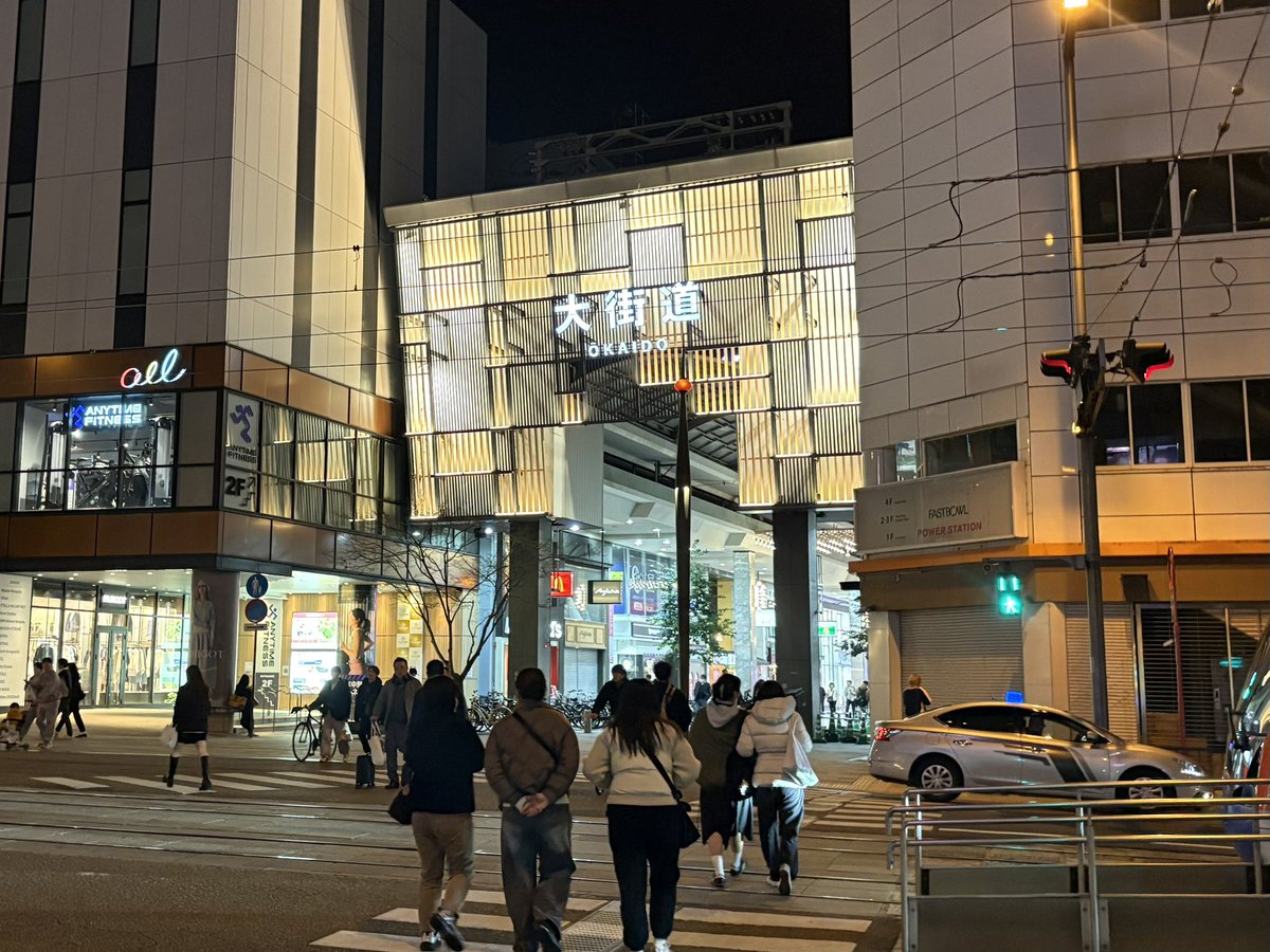 mikanpakupero's tweet photo. 愛媛大学は最強だぞ‼️
入り口は三越と出口は高島屋に挟まれた、中四国最大規模の商店街までチャリで5分の神立地‼️

これぞコンパクトシティ松山の真骨頂👊😁

家賃は手頃、メシは美味い、道後温泉も庭代わり😁

控えめに言って、学生生活の満足度爆上がり確定。

愛媛大学最強😁😁😁 https://t.co/Y01i6lk8Dv