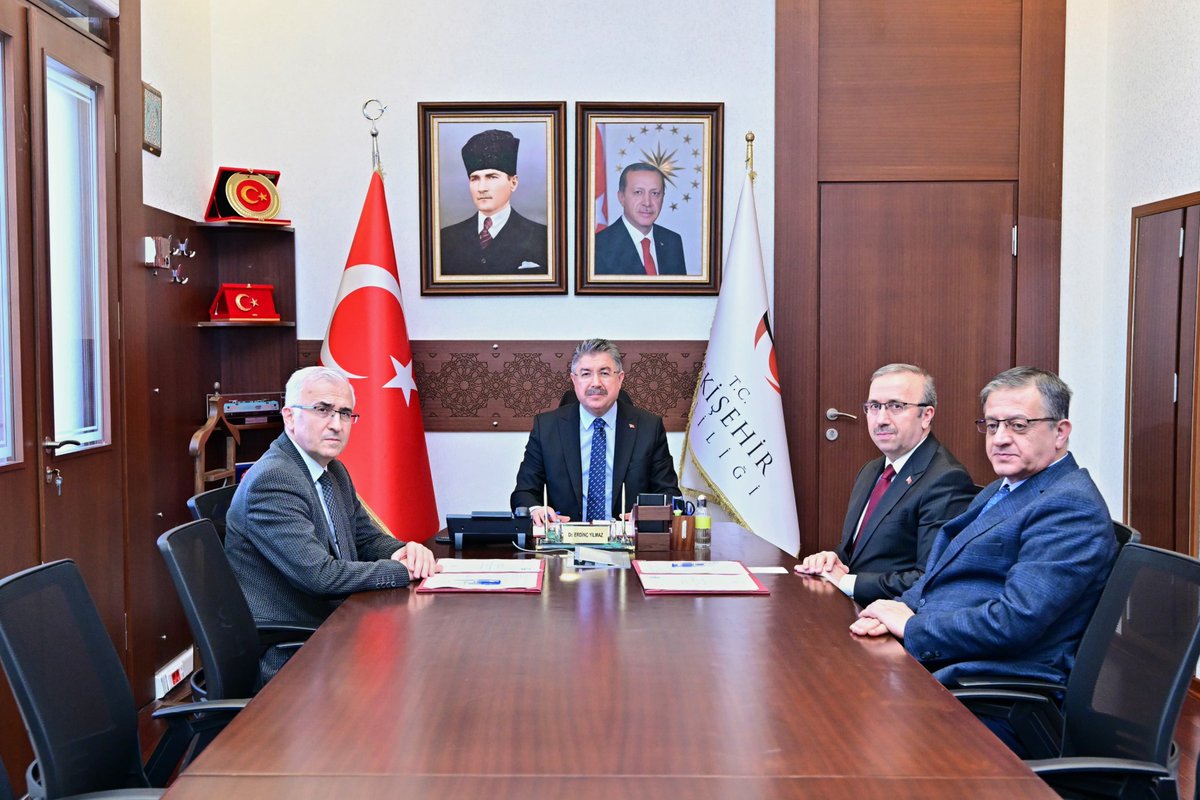 eskvaliligi's tweet photo. Valimiz Dr. Erdinç Yılmaz, Eskişehir İl Millî Eğitim Müdürlüğü ile Eskişehir Osmangazi Üniversitesi arasında imzalanan Eğitimde İş Birliği Protokolü imza törenine katıldı.
Tören sırasında İl Millî Eğitim Müdürü Sinan Aydın ve Üniversite Rektörü Prof. Dr. Kamil Çolak, protokol kapsamında yürütülecek eğitim-öğretim faaliyetleri, akademik araştırmalar, ders dışı etkinlikler ile öğrenci ve öğretmenlerin gelişimine yönelik çalışmalar hakkında Valimiz Yılmaz’a bilgi verdi.
Programda konuşan Vali Yılmaz, üniversiteler ile kamu kurumları arasındaki iş birliğinin eğitim kalitesinin artırılması açısından büyük önem taşıdığını belirterek şu ifadeleri kullandı:
“Öncelikle Sayın Rektörümüze ve üniversitemize teşekkür ediyorum. İl Millî Eğitim Müdürlüğümüz ile üniversitemiz arasında gerçekleştirilen bu tür iş birlikleri son derece kıymetlidir. Üniversitemizin akademik gücünün ve birikiminin, öğretmenlerimizin daha nitelikli yetişmesine ve eğitim kalitesinin artmasına önemli katkılar sağlayacağına inanıyorum. Bugün bu iş birliğini bir protokol ile kayıt altına alıyoruz. Bu protokolün hazırlanmasında emeği geçen herkese teşekkür ediyor, yapılan çalışmaların eğitim camiamıza hayırlı olmasını diliyorum.”
@DrErdincYILMAZ1 
@EskisehirMem 
@EsoguWeb 
#Eskişehir