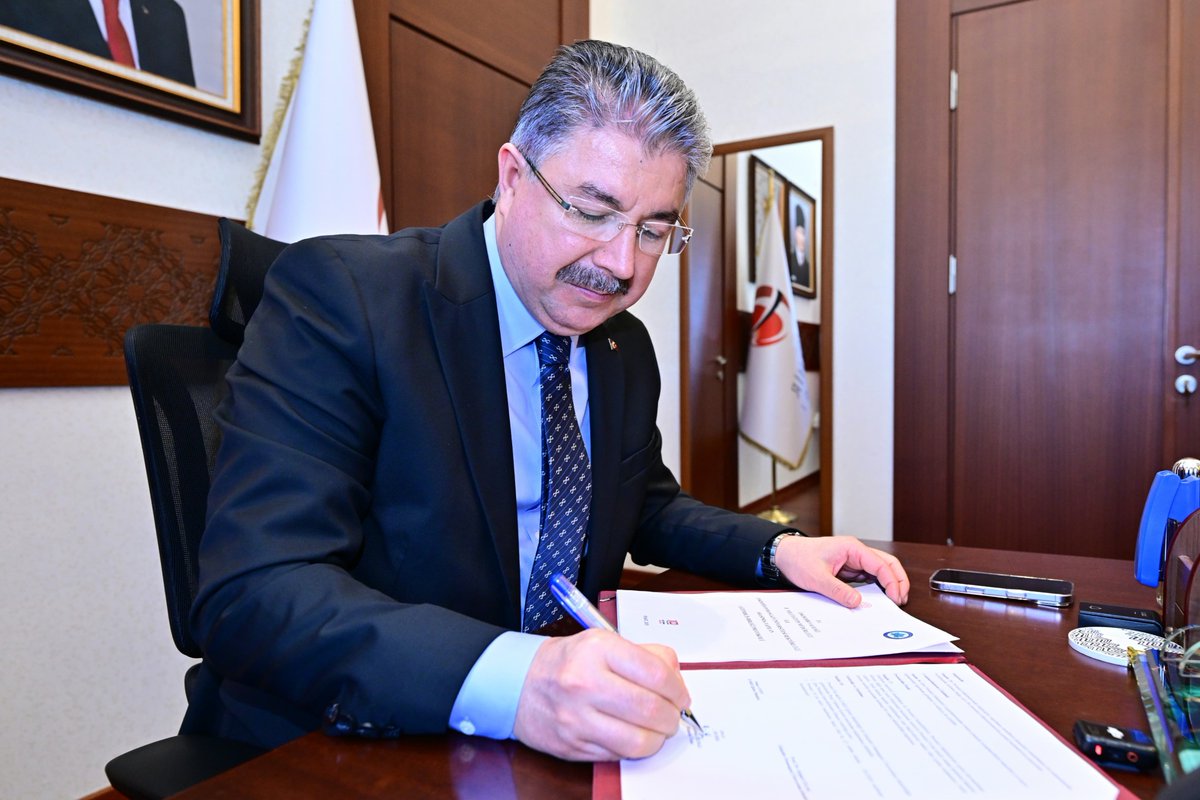 eskvaliligi's tweet photo. Valimiz Dr. Erdinç Yılmaz, Eskişehir İl Millî Eğitim Müdürlüğü ile Eskişehir Osmangazi Üniversitesi arasında imzalanan Eğitimde İş Birliği Protokolü imza törenine katıldı.
Tören sırasında İl Millî Eğitim Müdürü Sinan Aydın ve Üniversite Rektörü Prof. Dr. Kamil Çolak, protokol kapsamında yürütülecek eğitim-öğretim faaliyetleri, akademik araştırmalar, ders dışı etkinlikler ile öğrenci ve öğretmenlerin gelişimine yönelik çalışmalar hakkında Valimiz Yılmaz’a bilgi verdi.
Programda konuşan Vali Yılmaz, üniversiteler ile kamu kurumları arasındaki iş birliğinin eğitim kalitesinin artırılması açısından büyük önem taşıdığını belirterek şu ifadeleri kullandı:
“Öncelikle Sayın Rektörümüze ve üniversitemize teşekkür ediyorum. İl Millî Eğitim Müdürlüğümüz ile üniversitemiz arasında gerçekleştirilen bu tür iş birlikleri son derece kıymetlidir. Üniversitemizin akademik gücünün ve birikiminin, öğretmenlerimizin daha nitelikli yetişmesine ve eğitim kalitesinin artmasına önemli katkılar sağlayacağına inanıyorum. Bugün bu iş birliğini bir protokol ile kayıt altına alıyoruz. Bu protokolün hazırlanmasında emeği geçen herkese teşekkür ediyor, yapılan çalışmaların eğitim camiamıza hayırlı olmasını diliyorum.”
@DrErdincYILMAZ1 
@EskisehirMem 
@EsoguWeb 
#Eskişehir