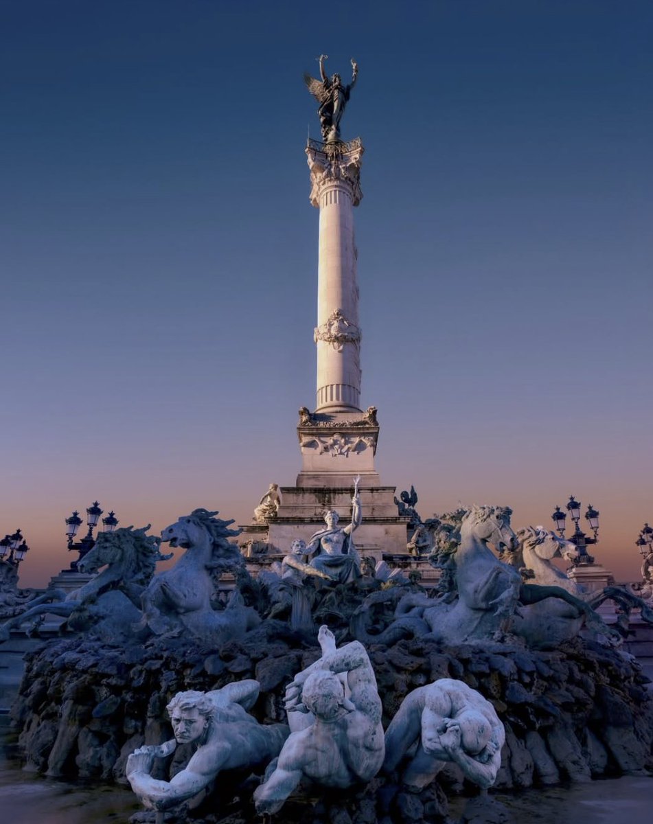 Bordeaux et ses reflets d'or.

<a href="/gene/">Gene ★★</a>.oxy

#bordeaux #bordeauxmetropole #visiterbordeaux #tourismegironde #visiterlagironde #photography