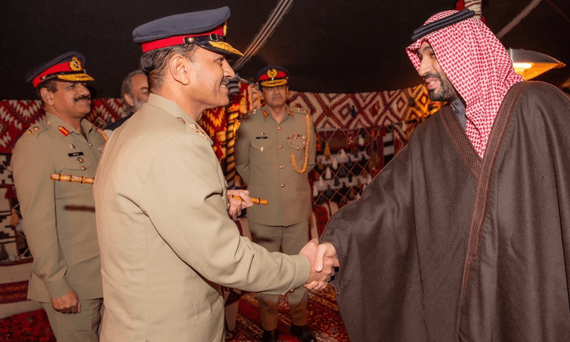 AdvSahibaRana's tweet photo. سعودی عرب اتنی طاقت رکھتا ہے کہ وہ ایران کو جواب دے سکتا تھا لیکن سعودی ولی عہد شہزادہ محمد بن سلمان نے ایسا نہیں ہونے دیا ۔ کیوں کہ یہی امریکہ کی چال تھی کہ مملکت سعودی عرب اور ایران کی آپس میں جنگ ہوجائے ۔ شہزاد محمد بن سلمان  نے سب سے پہلے اپنے بھائی فیلڈ مارشل عاصم منیر کو کال کی ۔ ان کو صورتحال سے آگاہ کیا ۔ فیلڈ مارشل عاصم منیر سعودی عرب گئے ۔ عرب حکام سے میٹنگز ہوئیں ۔ ایران سے رابطہ کیا گیا۔  

ایران نے حملوں پر معذرت بھی کی ۔ اور آئندہ حملے نہ کرنے کی یقین دہانی بھی کرائی ۔ اس وقت اگر سعودی عرب رکا ہوا ہے ۔ اس کی ایک ہی وجہ ہے کہ وہ عالم اسلام میں آپسی لڑائی جھگڑا نہیں چاہتا ۔ اور شہزادہ محمد بن سلمان اور فیلڈ مارشل عاصم منیر جیسی قیادت موجود ہے ۔ جو دشمن کیلئے فولاد ہیں ۔ لیکن مسلمانوں کو آپس کی لڑائی سے روکتے ہیں ۔