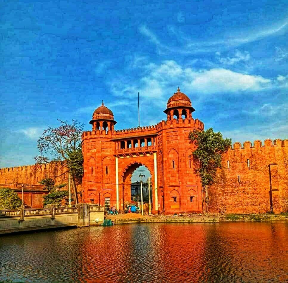 Red Fort of Maithil Brahmins.

It's called Red Fort (Lal Qila) of Maithil  Brahmins. It's owned by King Shree Kameshwar Singh. 

Mithila Empire of Maithil Brahmins.
It's Capital is Dharbhanga.

People forget Delhi Red Fort after this
#MaithilBrahmin #Videha
#Redfort
